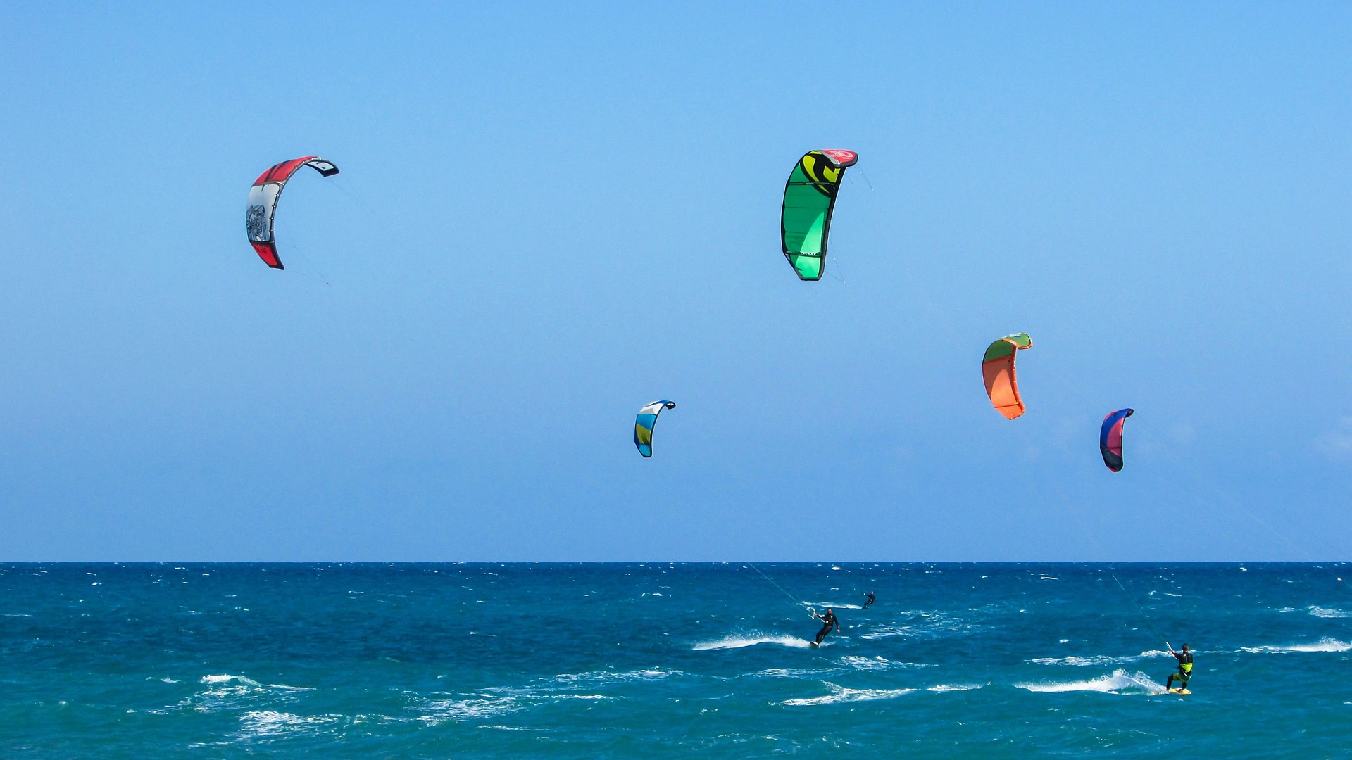 Kitesurf y Windsurf en Canarias: La Guía Definitiva para 2026