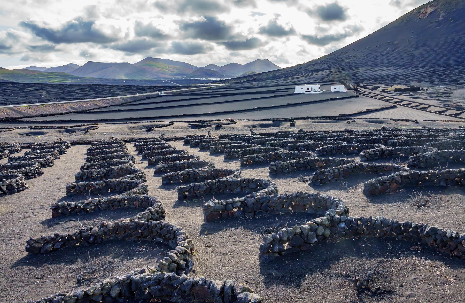 Lanzarote Volcánica: La Guía Definitiva para Explorar la Isla del Fuego