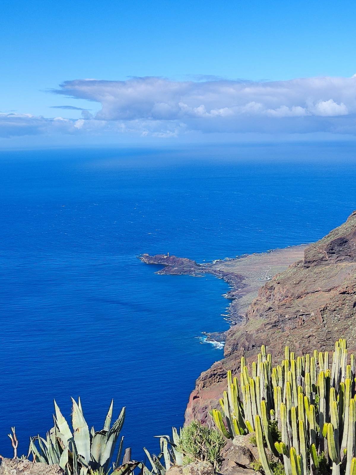 Playa volcánica de arena negra en Canarias