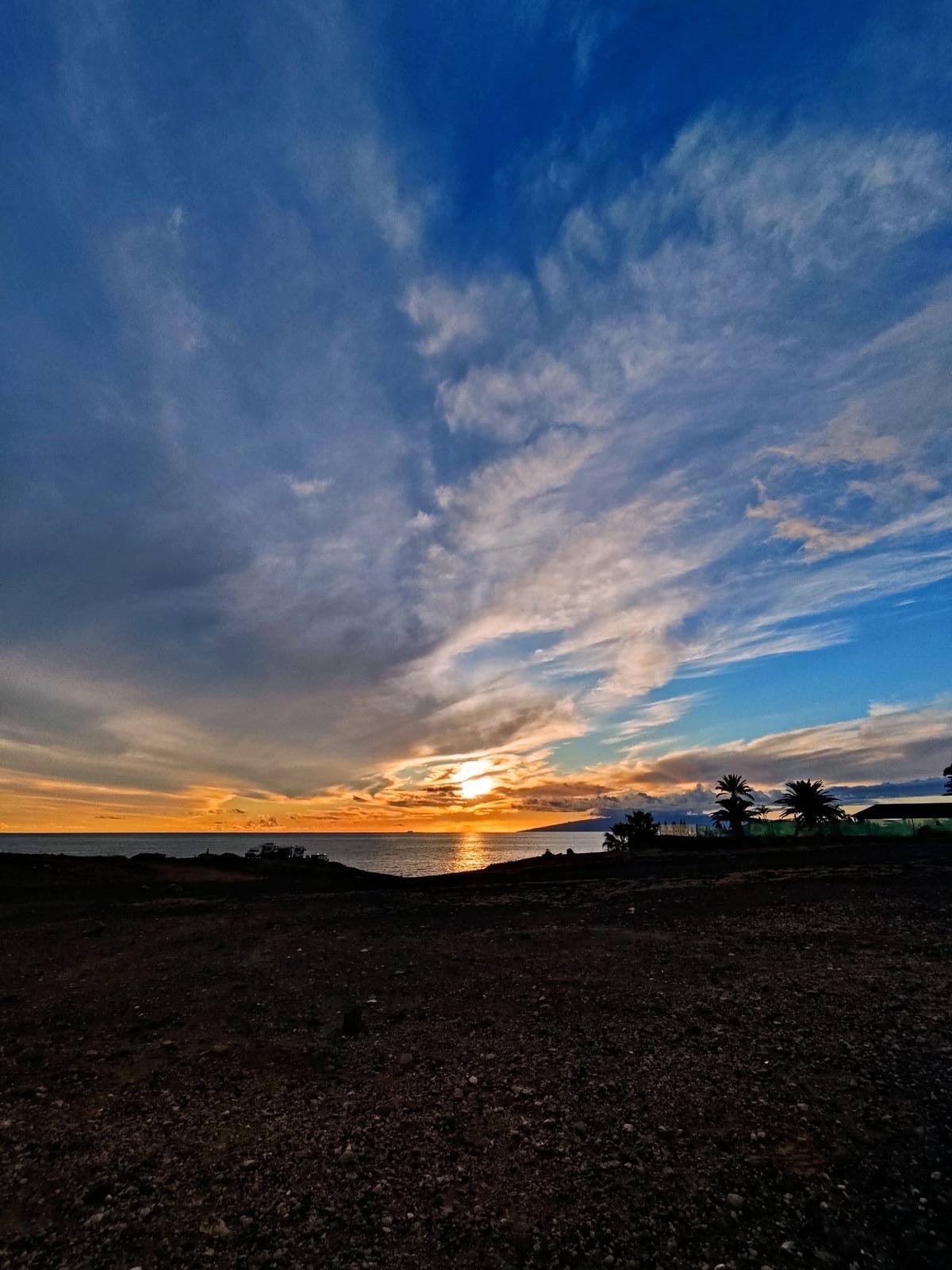 Puesta de sol entre nubes sobre el mar