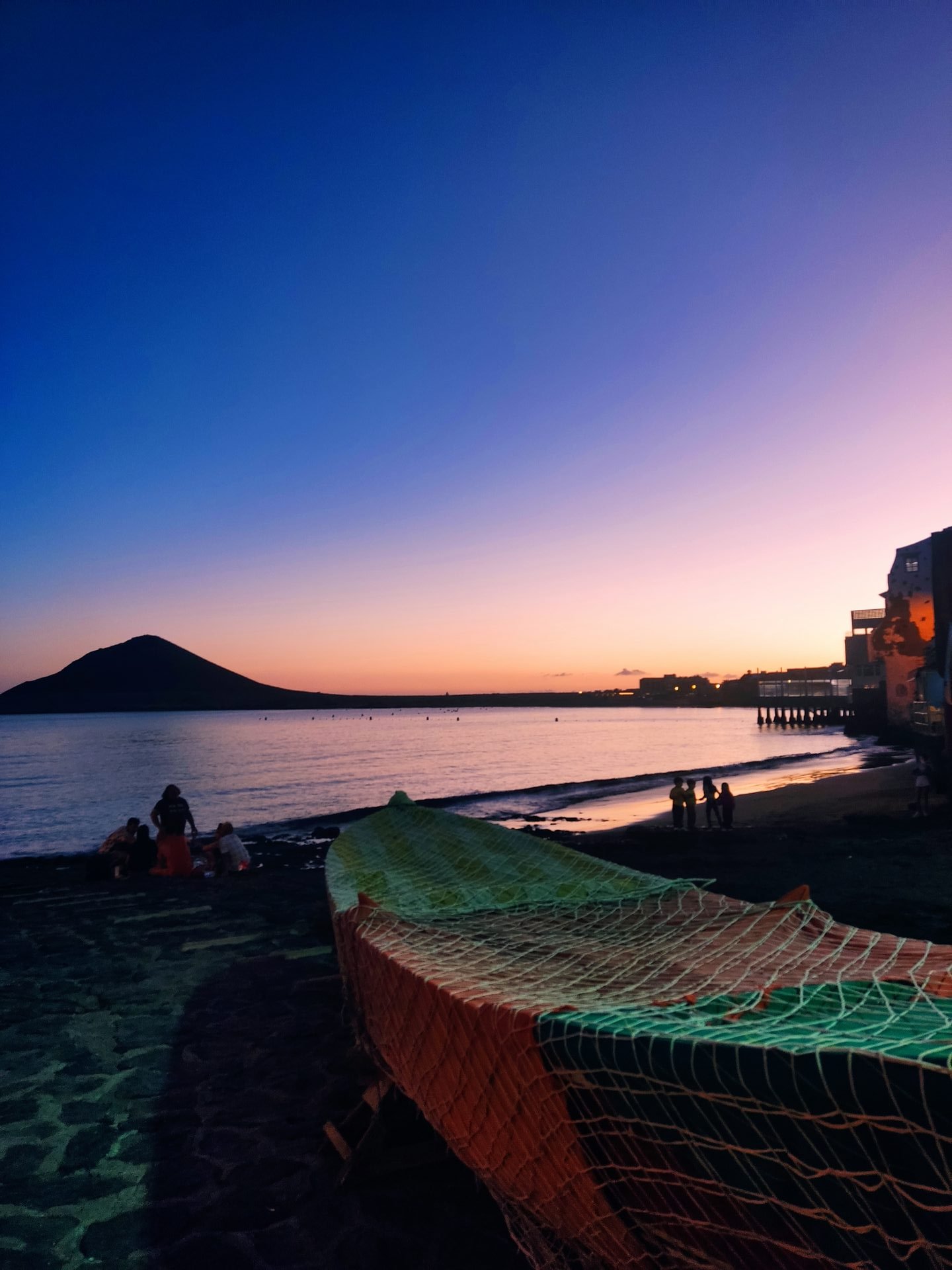 Colores del ocaso en paisaje volcánico