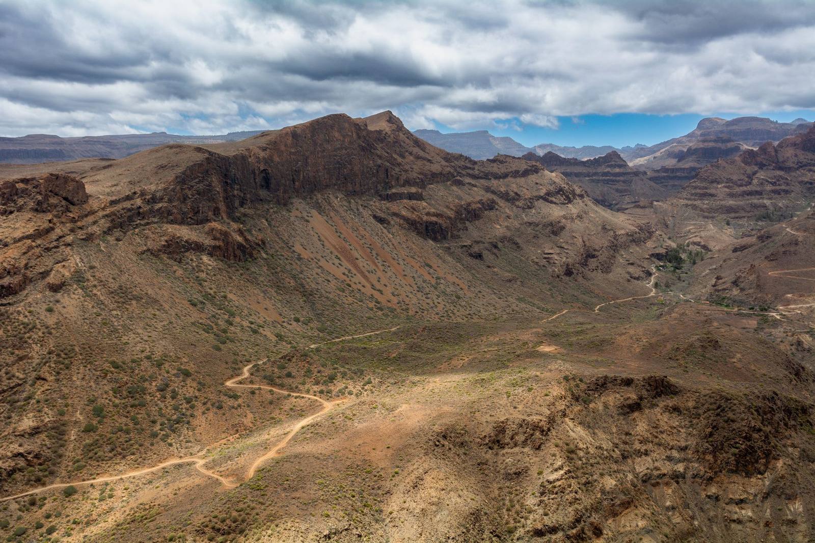 Senderista en cima volcánica de Canarias